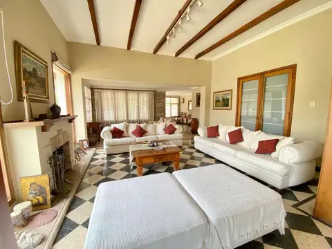 CASA 5 DORMITORIOS ARGUELLO - GRAN LOTE