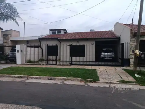 Casa 4 ambientes - Con cocina, lavadero pileta y amplio fondo - CASTELAR SUR