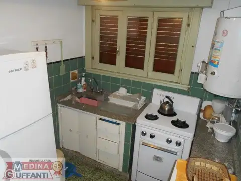 CASA SOBRE LOTE DE 600 M2 - A 4 CUADRAS DEL MAR.-