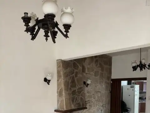 Casa 10 ambientes con 2 baños