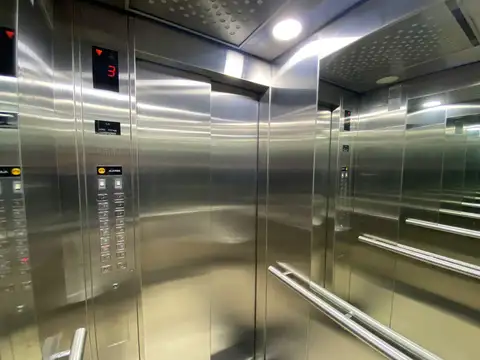 Oficina en Alquiler con 2 cocheras