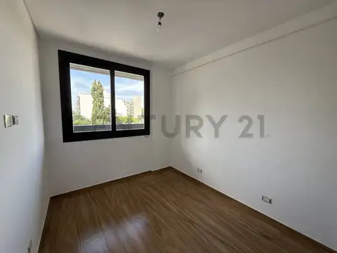 VENTA 4 AMBIENTES CON DEPENDENCIA EN FLORES A ESTRENAR