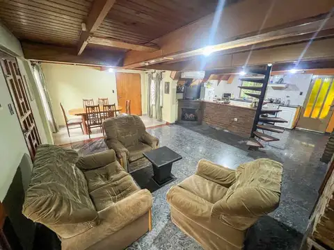 Casa 4 ambientes con 2 baños