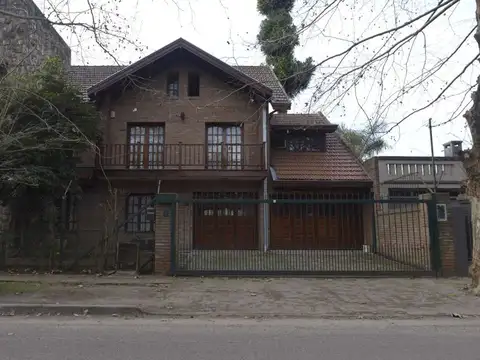 Casa 8 ambientes con 2 baños