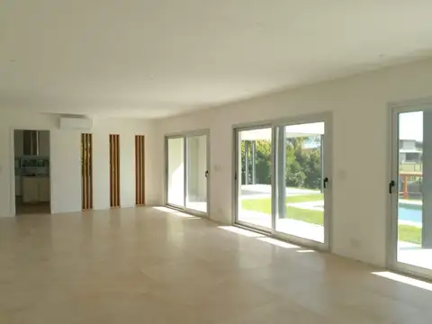 Casa 5 ambientes con 4 baños