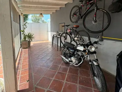 Casa 10 ambientes con 2 baños