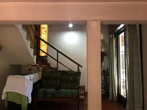 AMPLIA CASA 3 DORMITORIOS, GARAGE 3 VEHICULOS Y DEPENDECIA