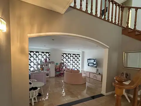 Casa en Venta con 8 cocheras