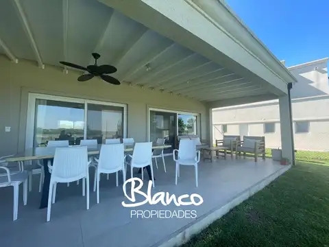 Casa 6 ambientes con 4 baños