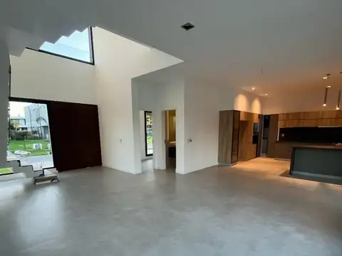 Casa en Alquiler con 2 cocheras