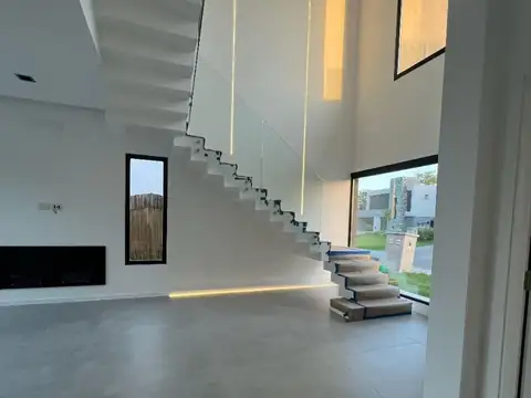 Casa 4 ambientes con 5 baños