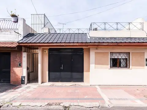 CASA 3 AMBIENTES CON COCHERA, PATIO Y TERRAZA