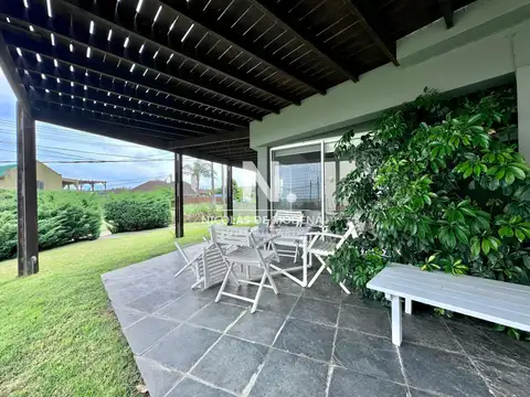 Casa 6 ambientes con 5 baños