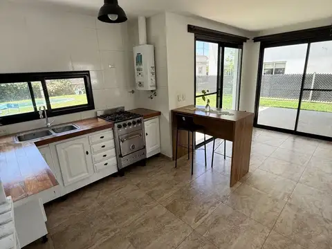 Casa en Venta con 3 cocheras