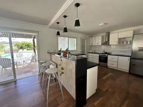 Casa 4 ambientes con 2 baños