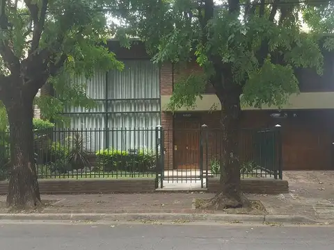 EN VENTA EN CIUDAD JARDIN CHALET MUY CENTRICO, CUENTA CON 4 DORMITORIOS - FICHA 5736