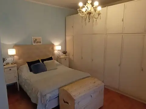 VENTA CASA 6 AMB C/PILETA BERNAL - ESCUCHA OFERTA