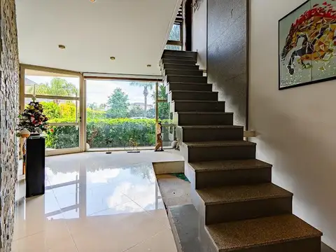 Casa 6 ambientes con 5 baños