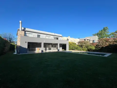 Casa 6 ambientes con 2 baños