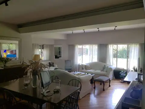 Casa 6 ambientes con 4 baños