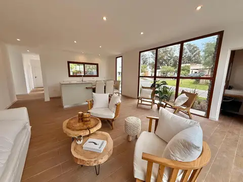 Venta de casa moderna a estrenar en Santa Elena, Pilar del Este