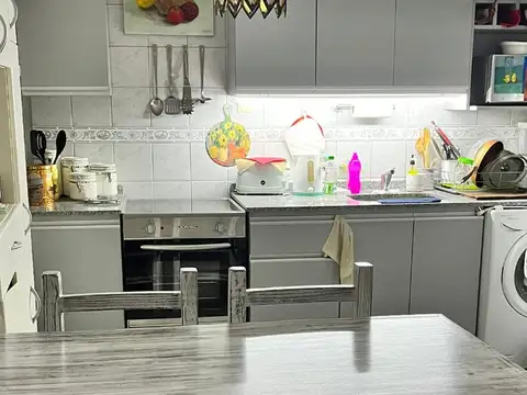 EN VENTA AMPLIO DPTO CON DOS PISOS EN MONSERRAT, BAÑO Y COCINA COMPLETOS