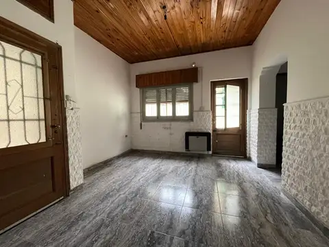 Casa 8 ambientes con 2 baños