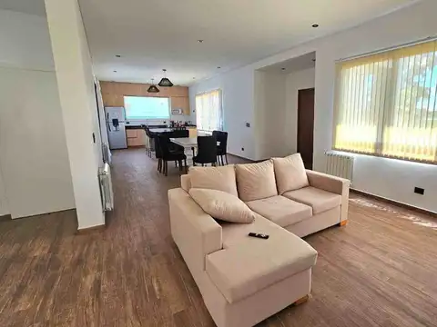 Casa 4 ambientes con 2 baños