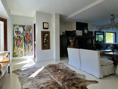 Casa en Venta con 3 cocheras