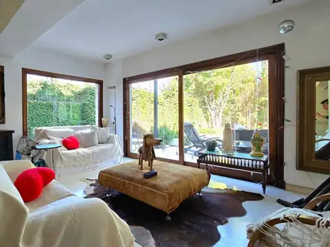 VENTA CASA 5 AMB CON PISCINA LOMAS DE SAN ISIDRO