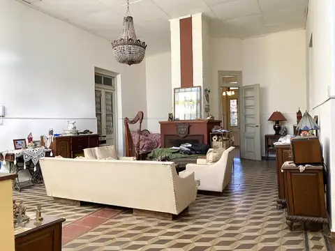 Casa 7 ambientes con 2 baños