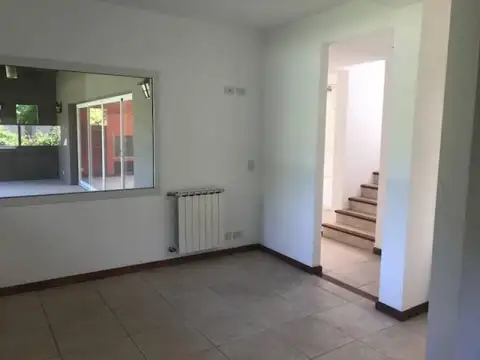 Casa en Alquiler con 1 cochera