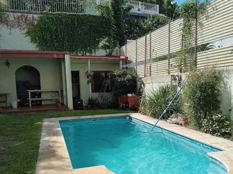Excelente propiedad con amplio jardin y pileta