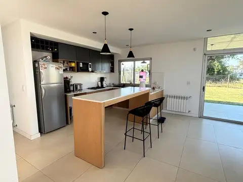 Casa 8 ambientes con 2 baños