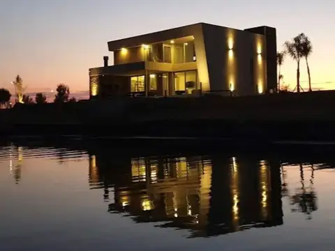 Casa en Venta con 4 cocheras