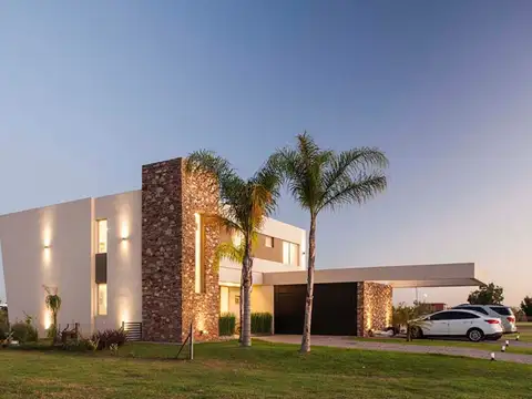 Casa 6 ambientes con 4 baños