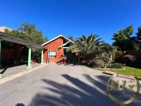 Casa tipo Chalet con 2 casas y piscina, 5 ambientes. Moreno, Excelente Acceso.