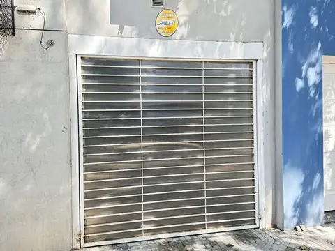 VENTA - COCHERA UNICA AL FRENTE - REP. DE LA SEXTA