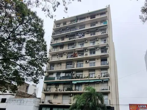 Departamento 2 ambientes con patio en  venta en Vicente López