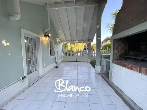 Casa en Alquiler con 2 cocheras