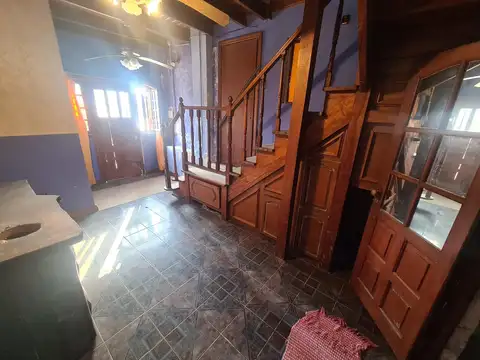Casa 7 ambientes con 2 baños