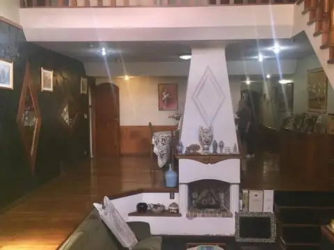 Casa en Venta con 3 cocheras