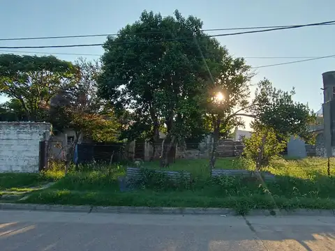 Lote  de 14.90 de frente . Total276m². Todos los servicios.