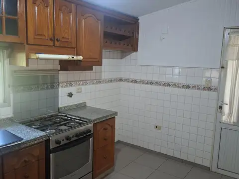 Casa en Alquiler con 2 cocheras