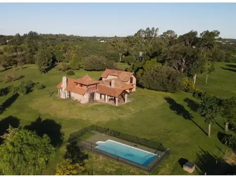 Campo con vista y salida al rio, importante casa principal de 5 dormitorios + casa de encargado...
