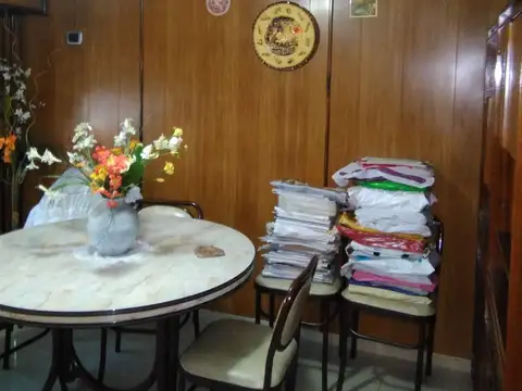 CASA  AMPLIA EN DOS PLANTAS SEIS AMBIENTES CON DOS COCHERA Y PATIO  