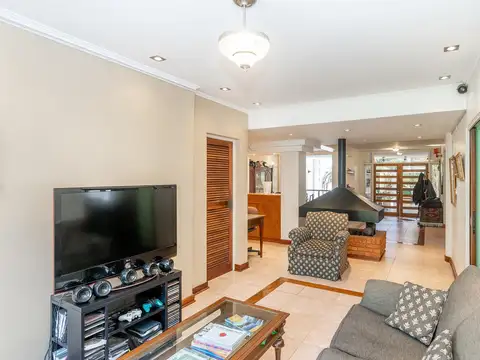 Casa en Venta con 2 cocheras