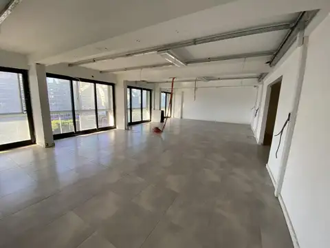 Oficina en Alquiler con 3 cocheras