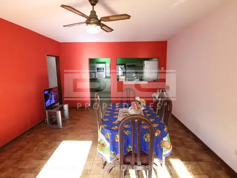 Casa 6 ambientes con 2 baños