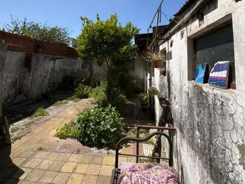 CASA DIVIDIDA EN GRAN TERRENO